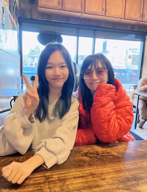 主持人王芳美國過年!提大包小包模樣樸素,送女兒海外讀書笑開懷
