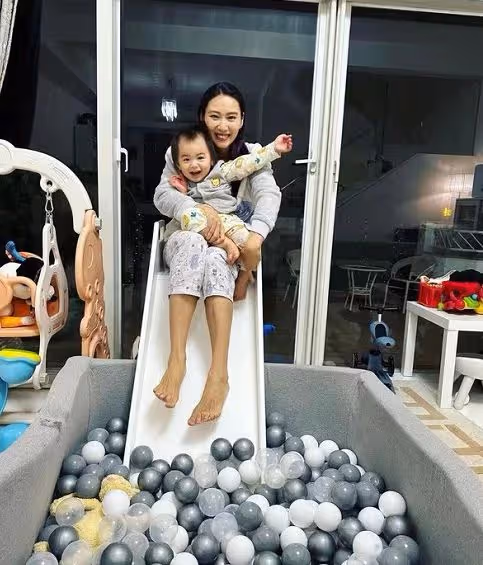 成功翻身住大屋!香港宅男女神大曬複式豪宅,其丈夫曾傳失業破產