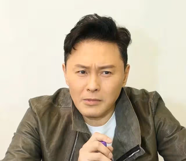 TVB凍齡男神返港團年!因普通話太差放棄帶貨,與家人將移居內地