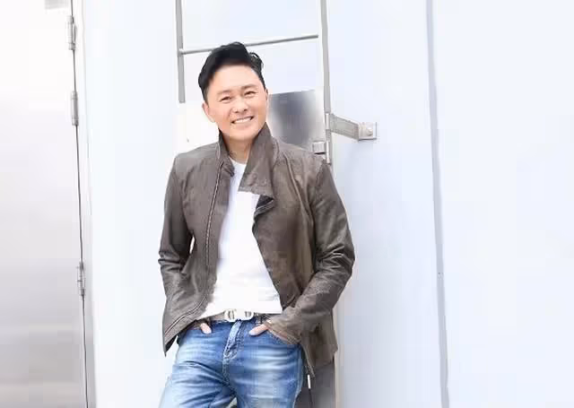 TVB凍齡男神返港團年!因普通話太差放棄帶貨,與家人將移居內地
