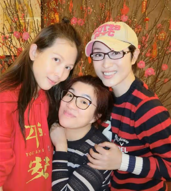 洪欣兒子獨自回港過年!與蔡少芬陳法蓉聚會,高大帥氣像莫少聰