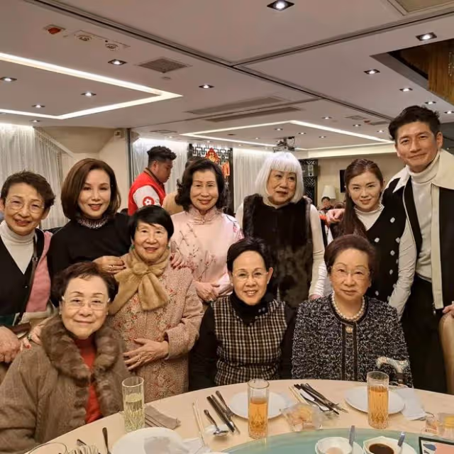 吳君如設宴為母慶生眾星雲集!古天樂緊摟女友人,佘詩曼母女到場