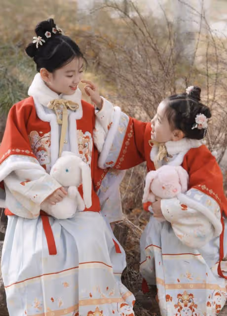 《爸爸去哪兒》阿拉蕾曬寫真,穿漢服喜迎春節,妹妹顏值不輸姐姐