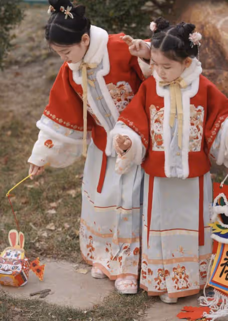 《爸爸去哪兒》阿拉蕾曬寫真,穿漢服喜迎春節,妹妹顏值不輸姐姐