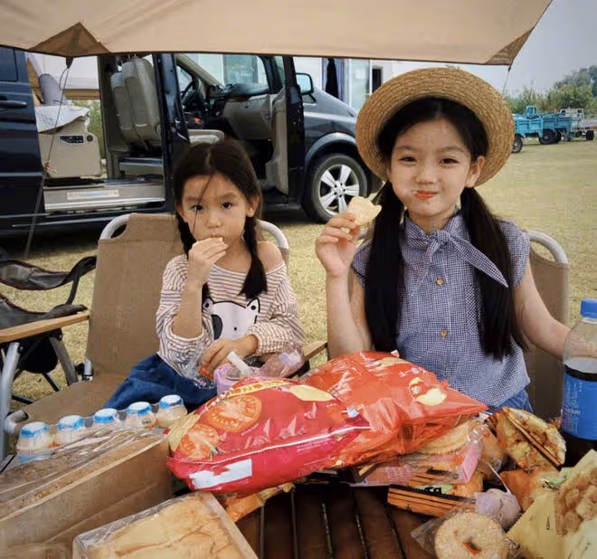 《爸爸去哪兒》阿拉蕾曬寫真,穿漢服喜迎春節,妹妹顏值不輸姐姐