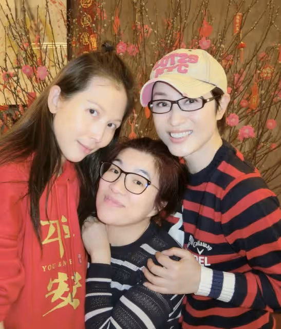 陳法蓉曬春節聚會照,張晉摟著蔡少芬,洪欣兒子出鏡獨自在港過年