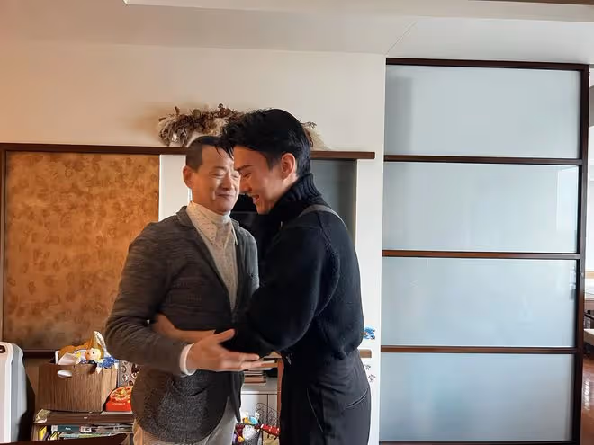 吳興國夫婦在家過年,後輩攜豐盛美食拜訪,行跪拜之禮以示尊重