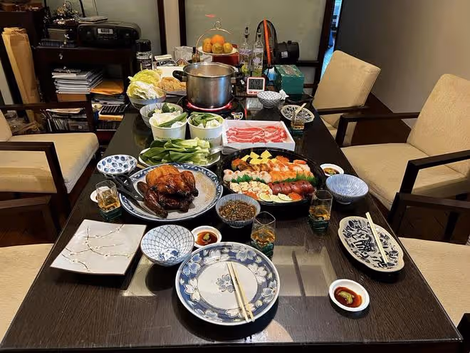 吳興國夫婦在家過年,後輩攜豐盛美食拜訪,行跪拜之禮以示尊重