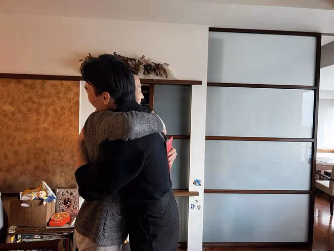 吳興國夫婦在家過年,後輩攜豐盛美食拜訪,行跪拜之禮以示尊重