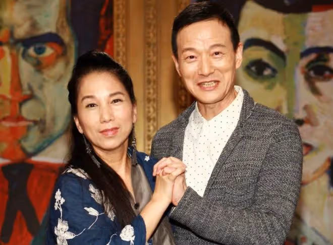 吳興國夫婦在家過年,後輩攜豐盛美食拜訪,行跪拜之禮以示尊重