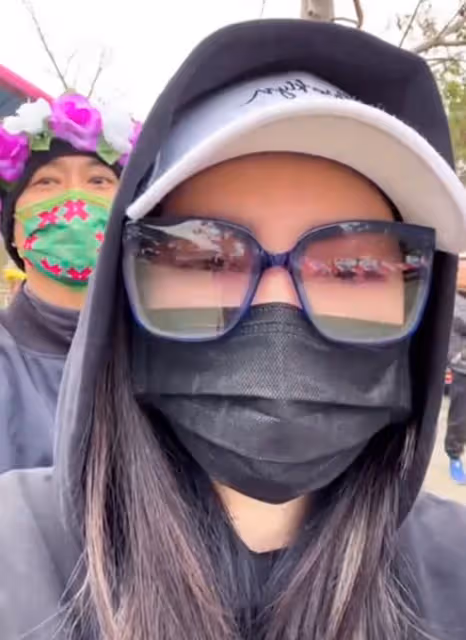 張惠妹攜小6歲男友回鄉過年！看斗笠舞太歡樂，交往12年仍未婚