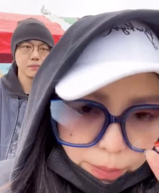 張惠妹攜小6歲男友回鄉過年！看斗笠舞太歡樂，交往12年仍未婚