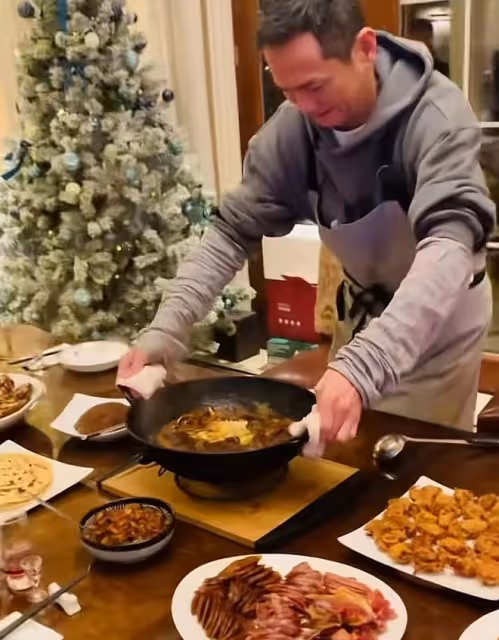 52歲果靖霖做一桌菜慶新年,豪宅曝光很氣派,喪妻多年單身無兒女
