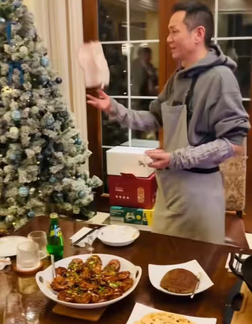 52歲果靖霖做一桌菜慶新年,豪宅曝光很氣派,喪妻多年單身無兒女