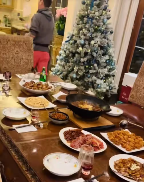 52歲果靖霖做一桌菜慶新年,豪宅曝光很氣派,喪妻多年單身無兒女