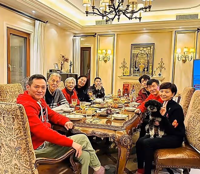 52歲果靖霖做一桌菜慶新年,豪宅曝光很氣派,喪妻多年單身無兒女