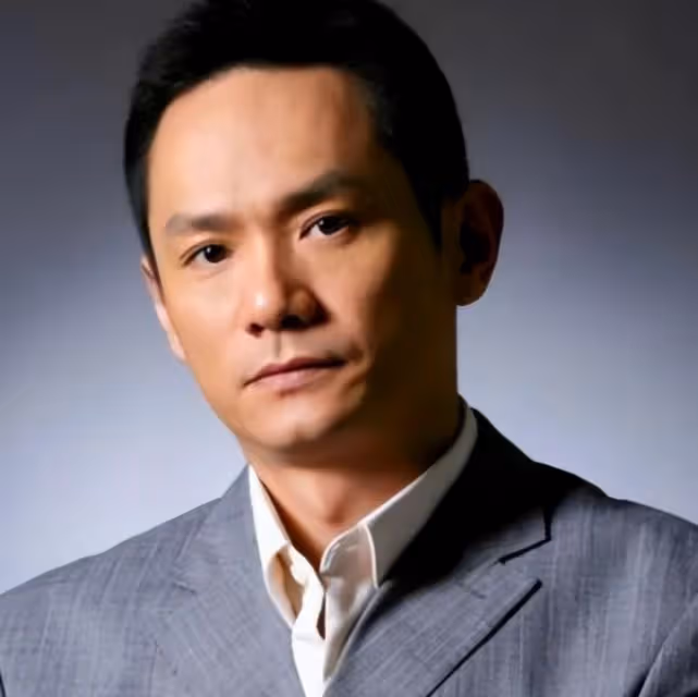 52歲果靖霖做一桌菜慶新年,豪宅曝光很氣派,喪妻多年單身無兒女