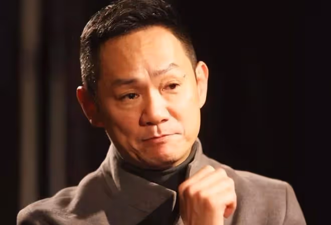 52歲果靖霖做一桌菜慶新年,豪宅曝光很氣派,喪妻多年單身無兒女