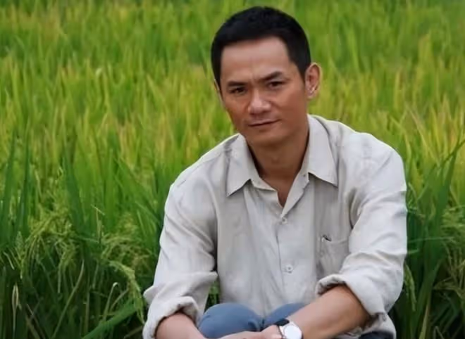 52歲果靖霖做一桌菜慶新年,豪宅曝光很氣派,喪妻多年單身無兒女