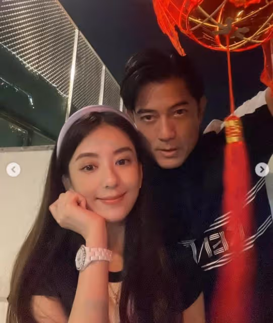 方媛抱兔子送新年祝福，寬鬆小腹像是懷了第三胎，孕相十足
