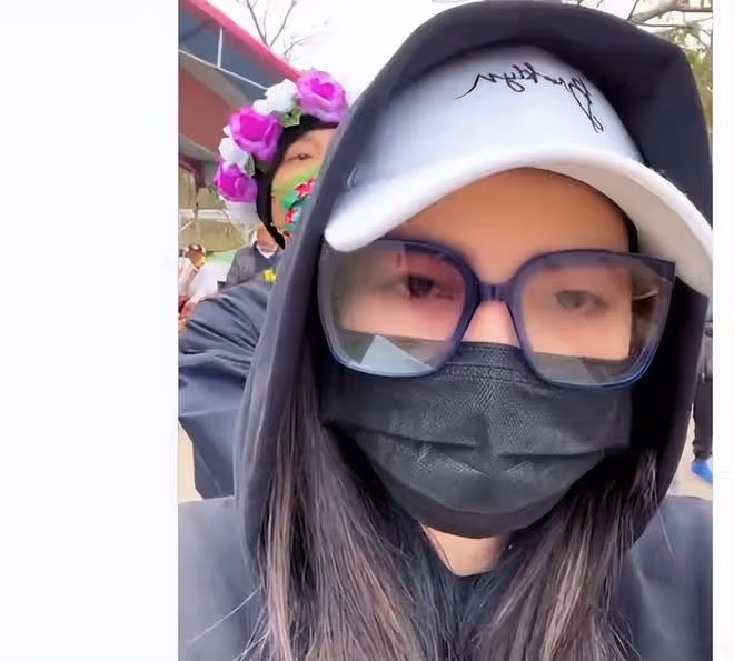 張惠妹帶小6歲男友返鄉過年，穿情侶裝秀恩愛，男方頭上戴鮮花