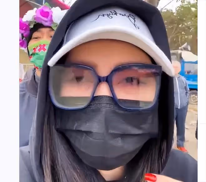 張惠妹帶小6歲男友返鄉過年，穿情侶裝秀恩愛，男方頭上戴鮮花