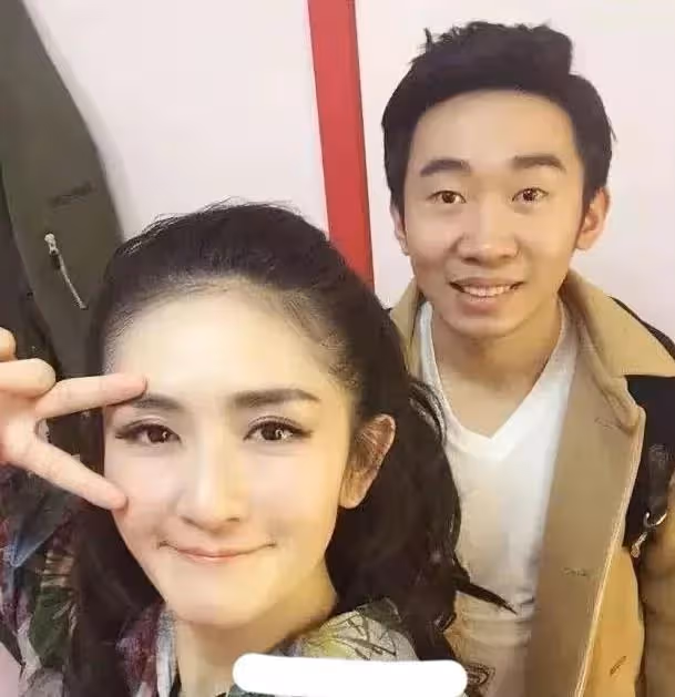 楊迪直播自曝和相戀12年女友分手，難過到通宵痛哭，曾說非她不娶