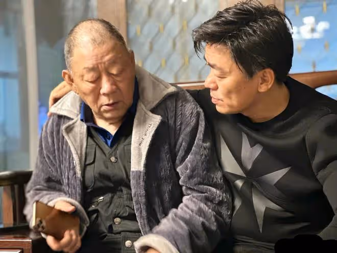 明星回村過年後：王寶強被鄉親包圍合影，何廣智被拉橫幅夾道歡迎