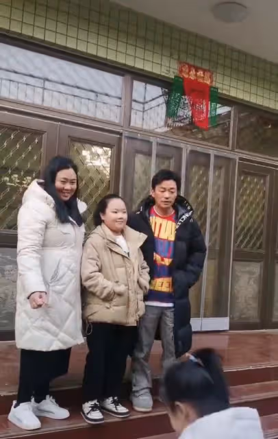 明星回村過年後：王寶強被鄉親包圍合影，何廣智被拉橫幅夾道歡迎