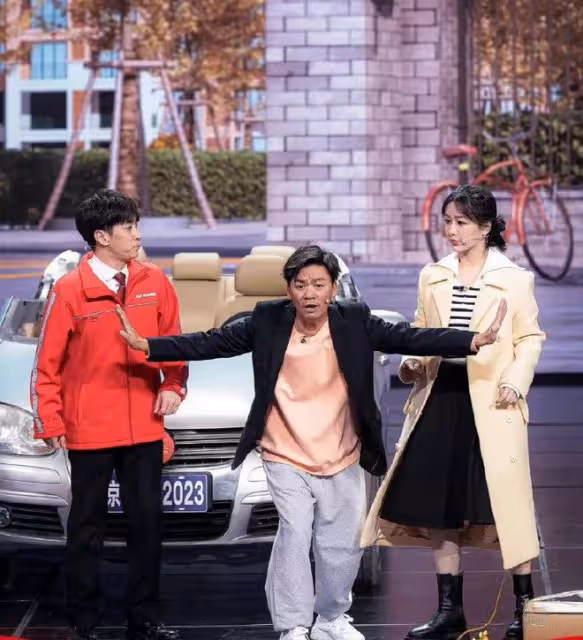 明星回村過年後：王寶強被鄉親包圍合影，何廣智被拉橫幅夾道歡迎