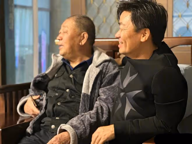 明星回村過年後：王寶強被鄉親包圍合影，何廣智被拉橫幅夾道歡迎