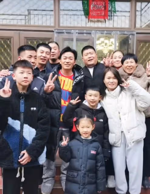 明星回村過年後：王寶強被鄉親包圍合影，何廣智被拉橫幅夾道歡迎