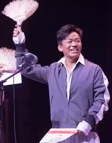明星回村過年後：王寶強被鄉親包圍合影，何廣智被拉橫幅夾道歡迎