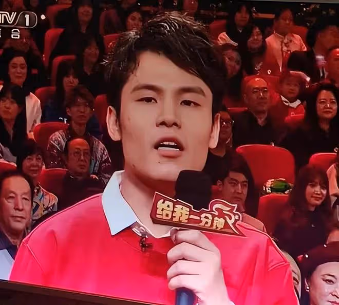 明星回村過年後：王寶強被鄉親包圍合影，何廣智被拉橫幅夾道歡迎
