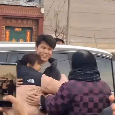 明星回村過年後:王寶強被鄉親包圍合影,何廣智被拉橫幅夾道歡迎