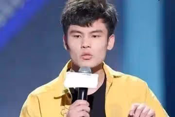 明星回村過年後:王寶強被鄉親包圍合影,何廣智被拉橫幅夾道歡迎