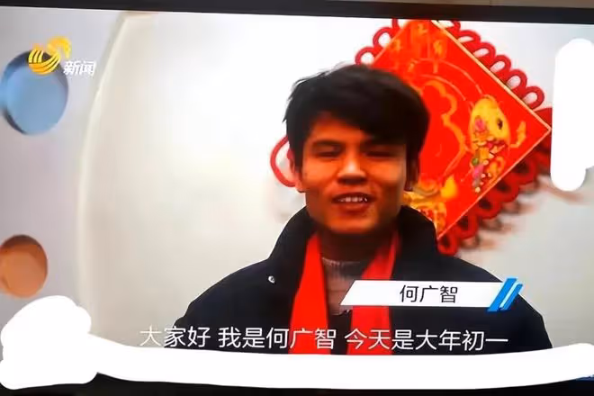 明星回村過年後:王寶強被鄉親包圍合影,何廣智被拉橫幅夾道歡迎