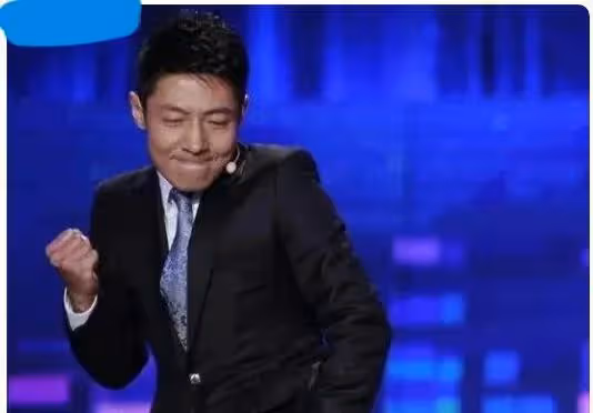 明星回村過年後:王寶強被鄉親包圍合影,何廣智被拉橫幅夾道歡迎