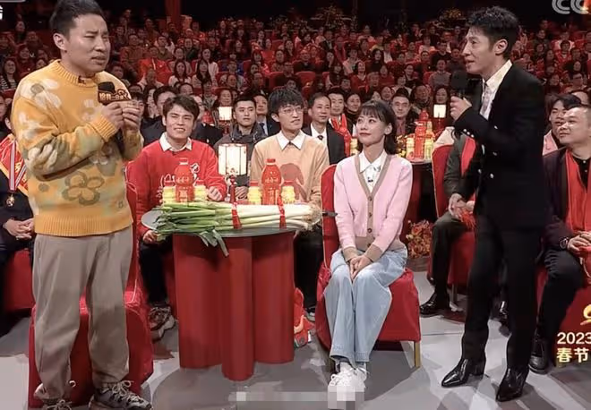 明星回村過年後:王寶強被鄉親包圍合影,何廣智被拉橫幅夾道歡迎