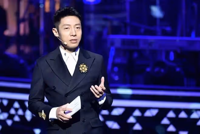 明星回村過年後:王寶強被鄉親包圍合影,何廣智被拉橫幅夾道歡迎