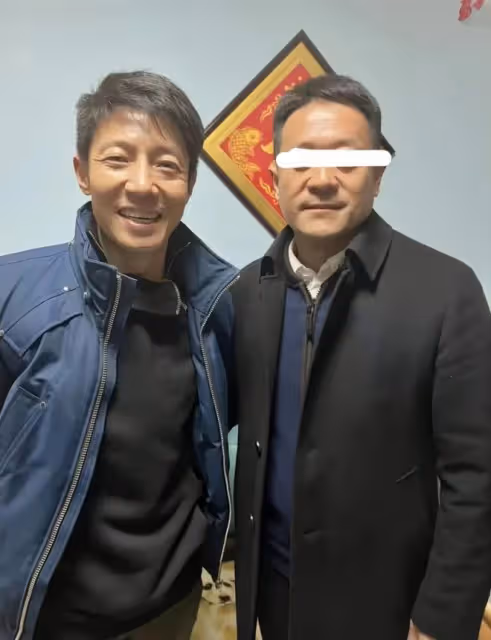 明星回村過年後:王寶強被鄉親包圍合影,何廣智被拉橫幅夾道歡迎