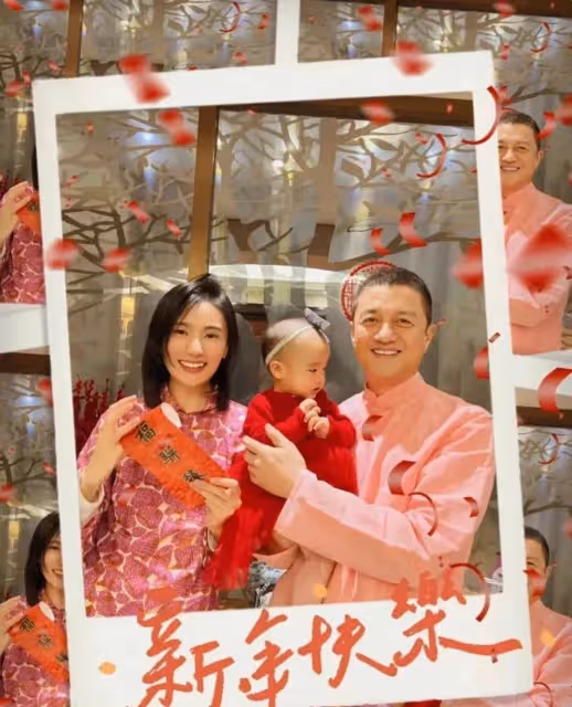 李亞鵬一家三口拍全家福!小19歲嬌妻年輕漂亮,倆人同框似隔輩人