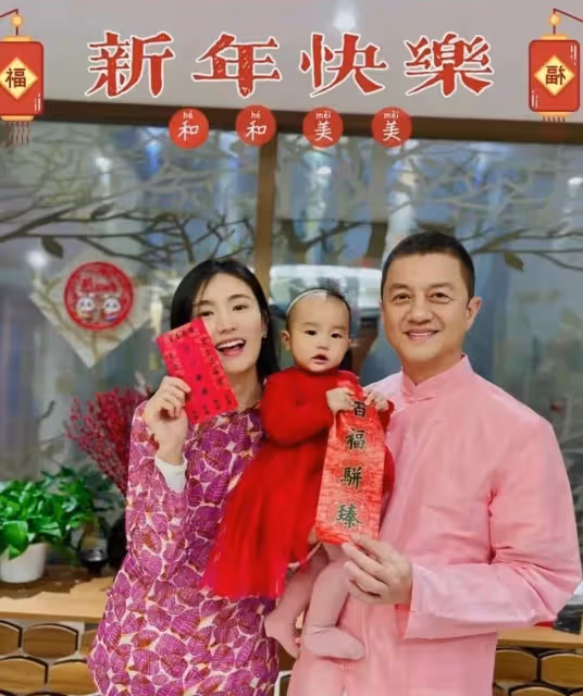 李亞鵬一家三口拍全家福!小19歲嬌妻年輕漂亮,倆人同框似隔輩人