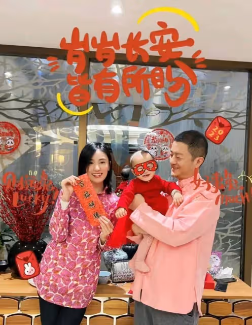 李亞鵬一家三口拍全家福!小19歲嬌妻年輕漂亮,倆人同框似隔輩人