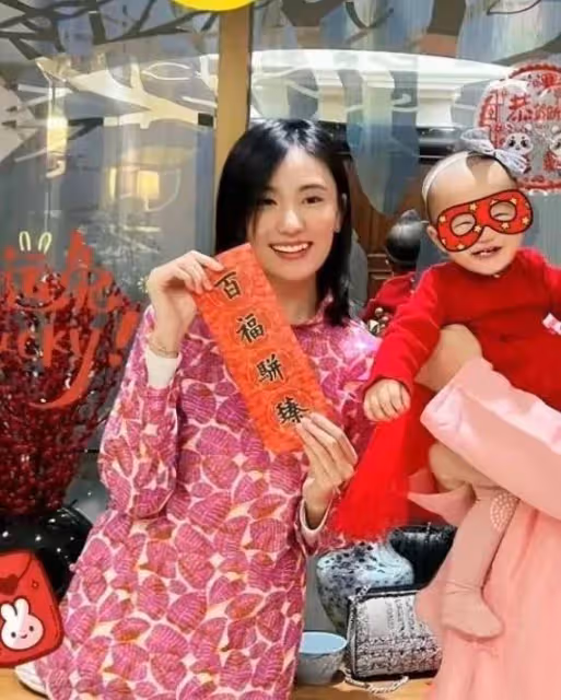 李亞鵬一家三口拍全家福!小19歲嬌妻年輕漂亮,倆人同框似隔輩人