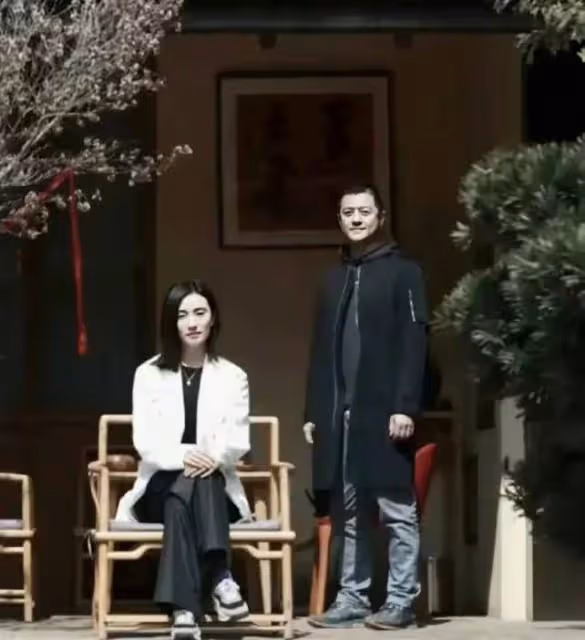 李亞鵬一家三口拍全家福!小19歲嬌妻年輕漂亮,倆人同框似隔輩人