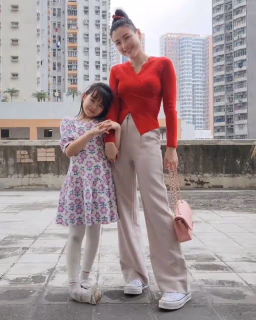 可愛!前港姐冠軍小女兒剪齊劉海散發小淑女氣質,被贊是明日之星
