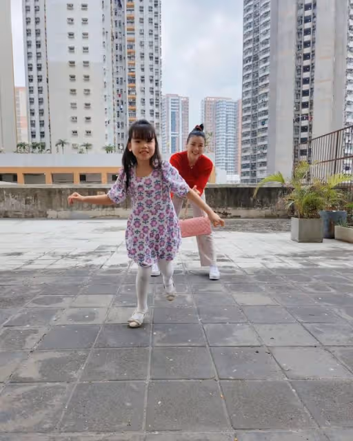 可愛!前港姐冠軍小女兒剪齊劉海散發小淑女氣質,被贊是明日之星