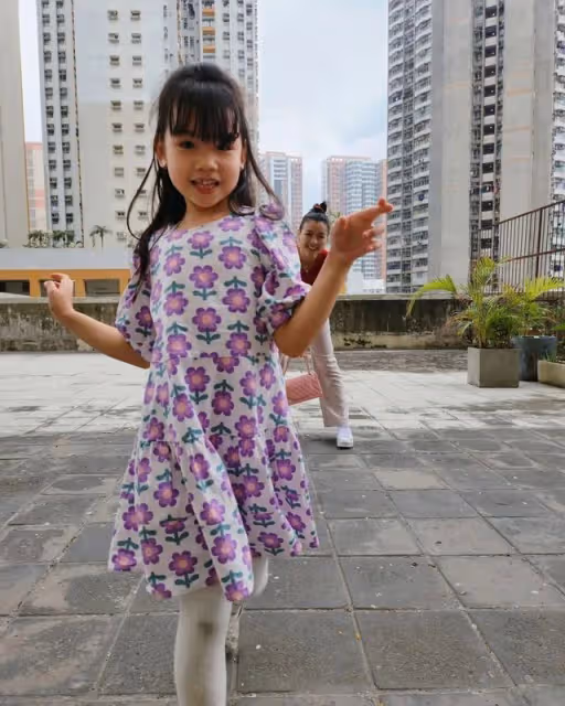 可愛!前港姐冠軍小女兒剪齊劉海散發小淑女氣質,被贊是明日之星