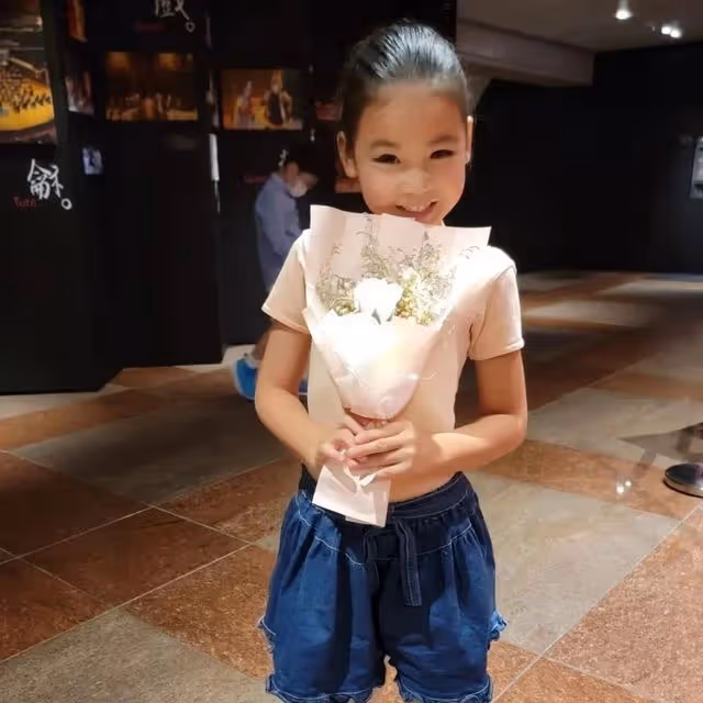 可愛!前港姐冠軍小女兒剪齊劉海散發小淑女氣質,被贊是明日之星